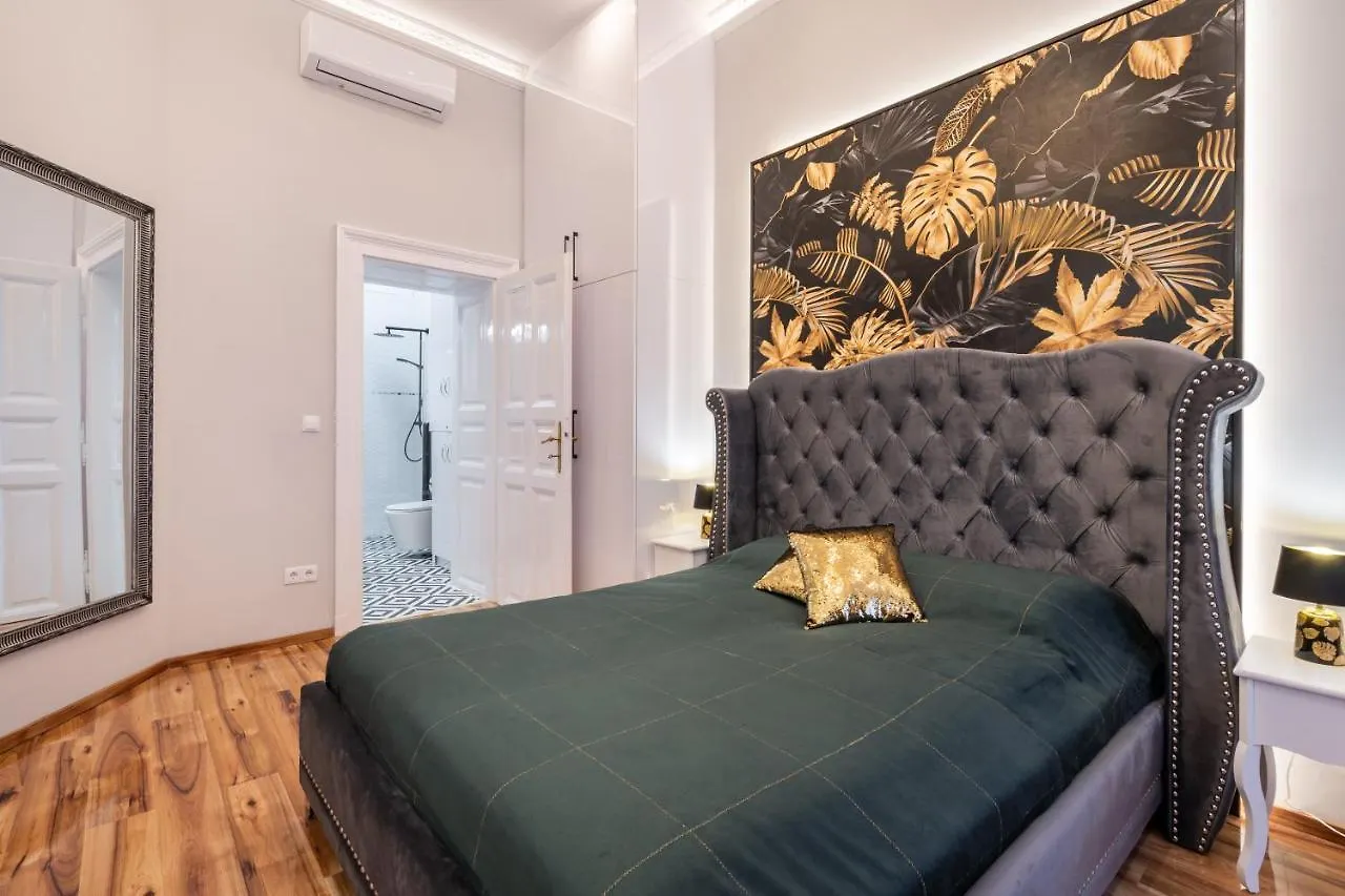 Premium Art Deco Apartment At Broadway // 4Bdr & 3Br Budapest