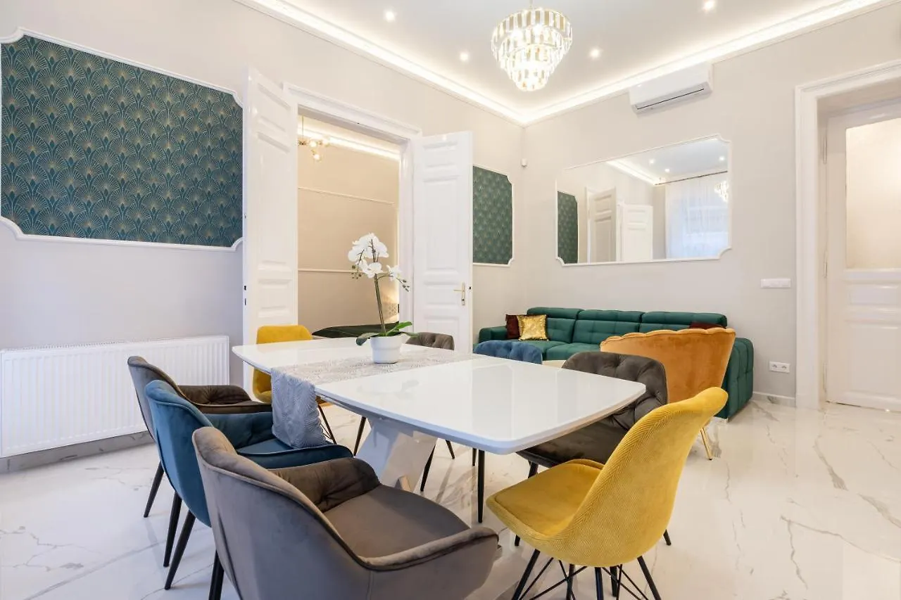 Premium Art Deco Apartment At Broadway // 4Bdr & 3Br Budapest Ungarn