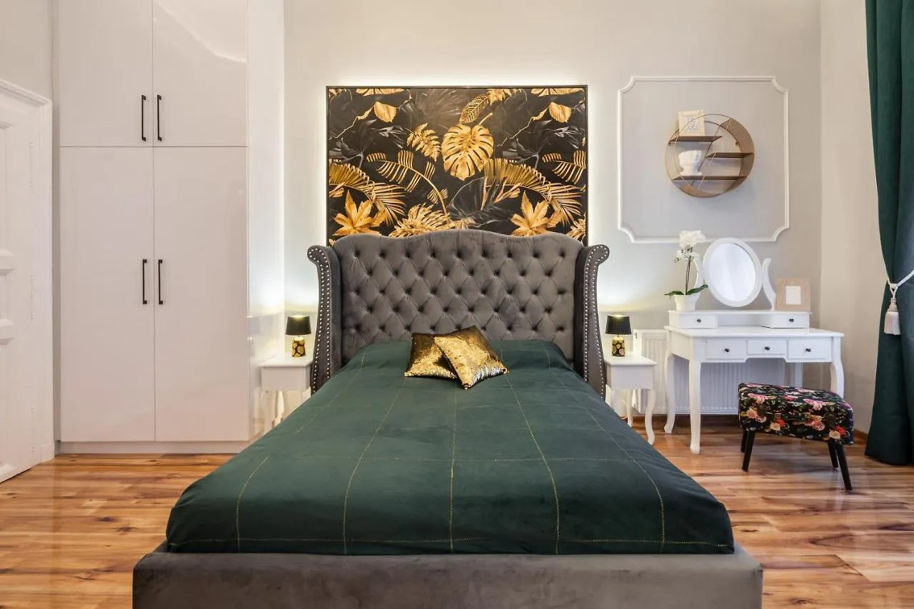 Premium Art Deco Apartment At Broadway // 4Bdr & 3Br Budapest