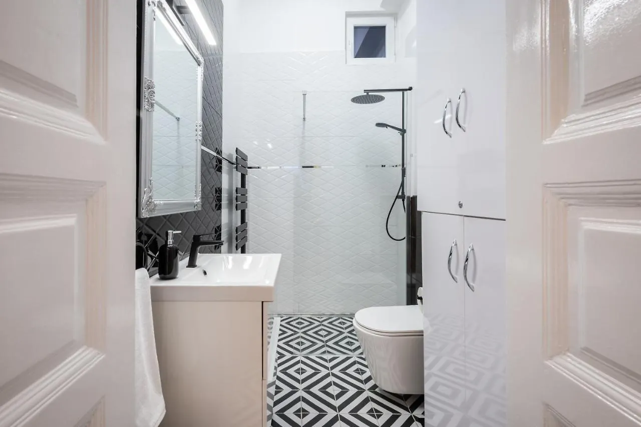 Premium Art Deco Apartment At Broadway // 4Bdr & 3Br Budapest 0*,