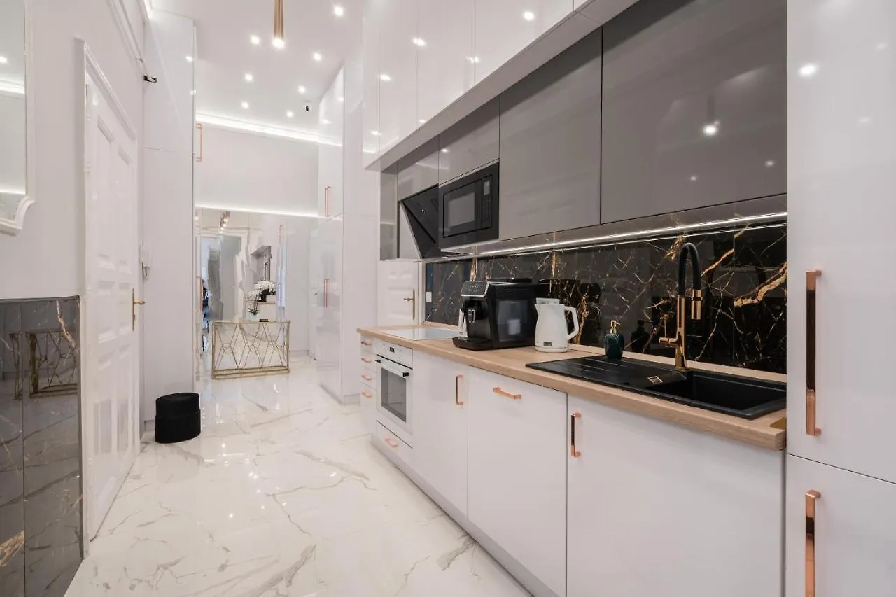 Premium Art Deco Apartment At Broadway // 4Bdr & 3Br Budapest 0*,
